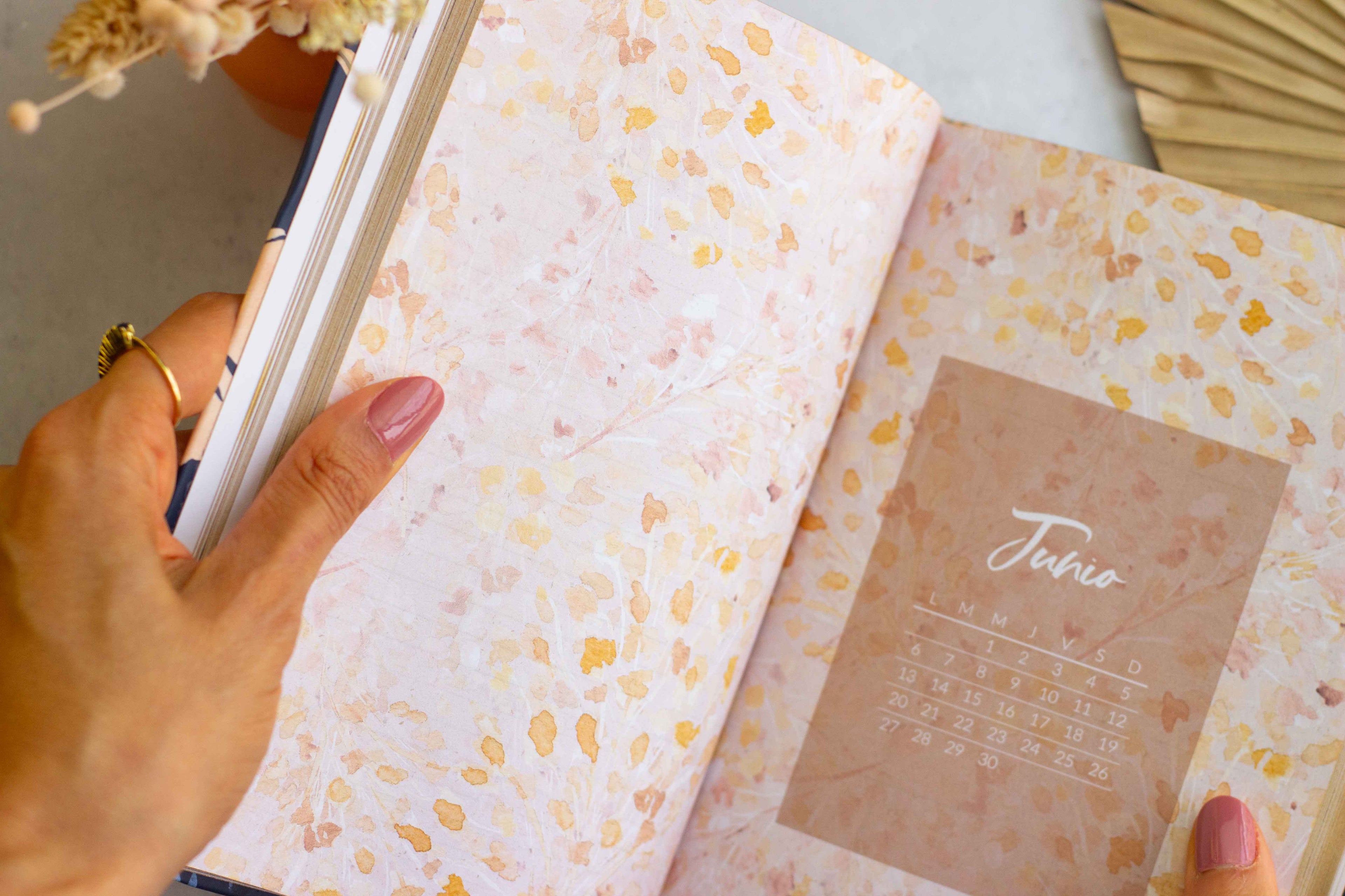 High-quality watercolor art seamless repeating pattern for journals, notebooks and planners